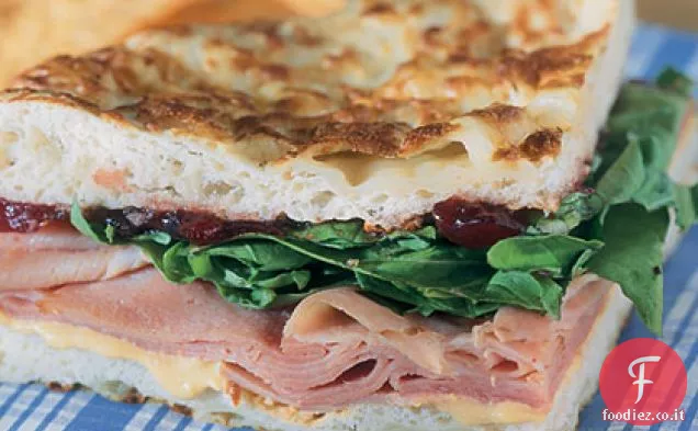 Panini con prosciutto e rucola con chutney di mirtilli rossi