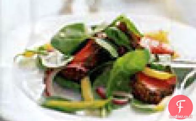 Filetto di manzo in crosta di senape con rucola, cipolla rossa e insalata di fagioli di cera