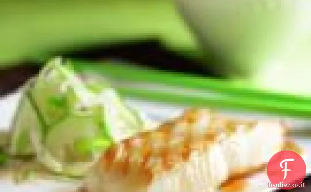 Spigola di miso glassata alla griglia con insalata di cetrioli giapponesi