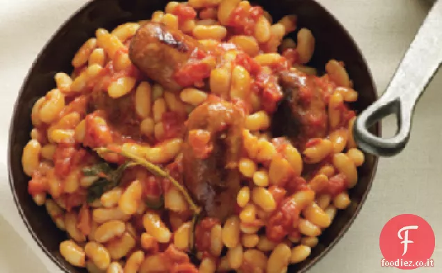 Salsicce con fagioli bianchi in salsa di pomodoro