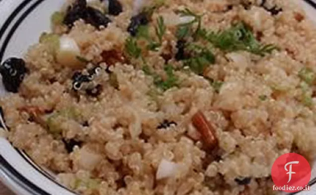 Insalata di quinoa con frutta secca e noci