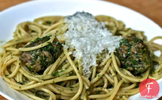 Cena stasera: Pasta con polpette verdi e salsa alle erbe