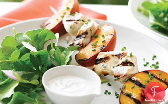 Insalata di kebab di pollo e pesca alla griglia