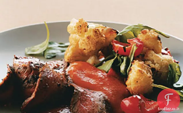 Bistecca di fianco saltata con rucola e cavolfiore arrosto e peperoni rossi