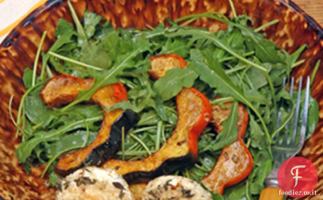 Insalata di zucca di ghianda arrostita con giri caldi di formaggio di capra