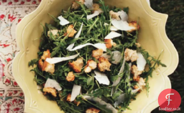 Insalata di rucola selvatica con crostini all'aglio, parmigiano rasato e limone