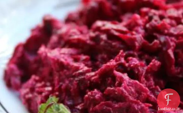 Barbabietole tagliuzzate con yogurt denso
