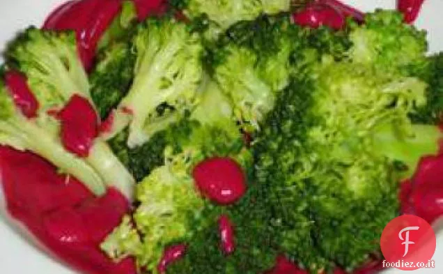 Broccoli al vapore conditi con salsa di barbabietole arrosto