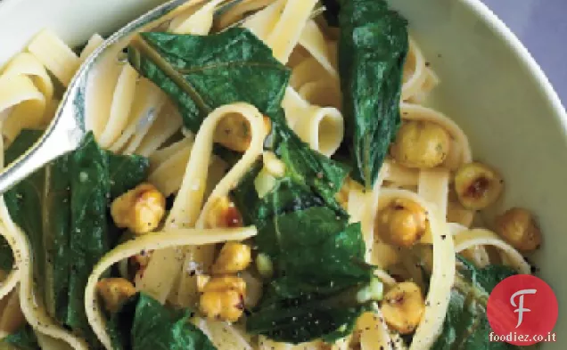 Pasta con verdure di barbabietola, formaggio erborinato e nocciole