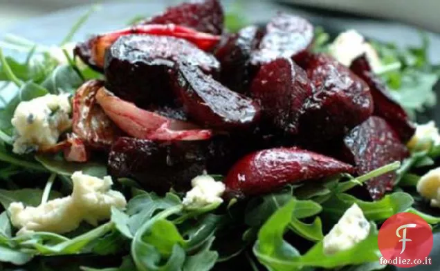 Insalata calda di barbabietole arrosto con spinaci e formaggio blu