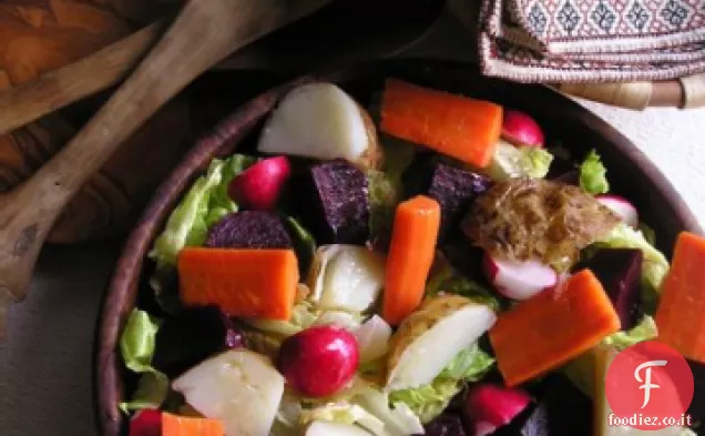 Insalata di carote, cavolfiori e barbabietole con condimento all'anice all'arancia