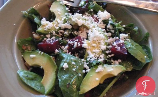 Insalata di barbabietole, avocado e formaggio di capra