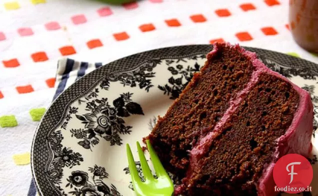 Torta di barbabietola al cioccolato con glassa di formaggio cremoso di barbabietola