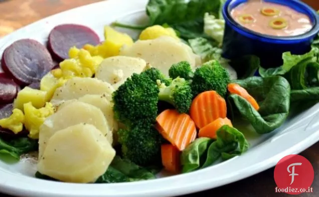 Piatto di insalata di patate, barbabietole,cavolfiori e broccoli