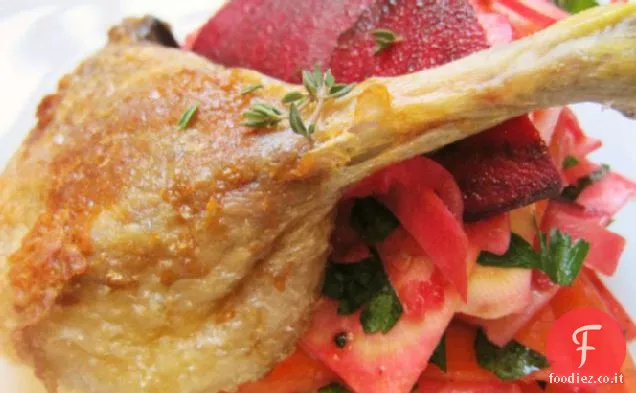 Coscia d'anatra arrostita lentamente e insalata di verdure a radice croccante