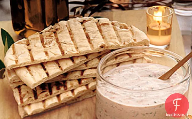 Salsa di barbabietole, ceci e mandorle con patatine Pita