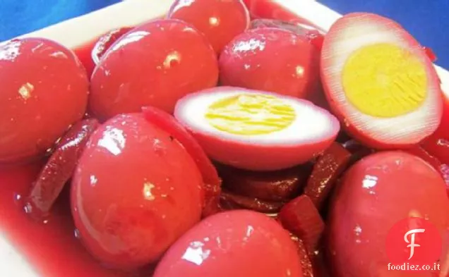 Uova di barbabietola rossa in salamoia
