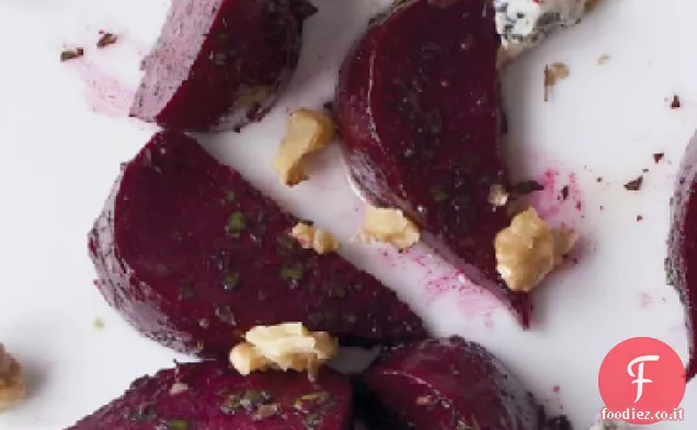 Insalata di barbabietole arrosto con formaggio blu e noci