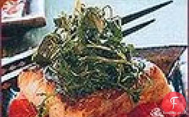 Spigola rigata in padella con pomodori saltati in padella e aneto