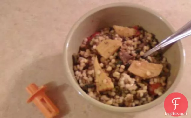 Couscous e insalata di fagioli Mung con barbabietole dorate e verdure