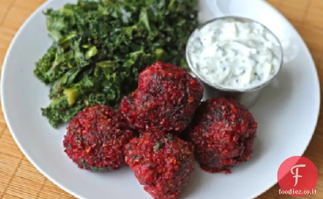 Agnello, barbabietola e polpette di grano incrinato con salsa di yogurt al cetriolo