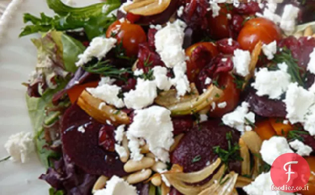 Insalata Mesclun con verdure, formaggio di capra e aglio croccante