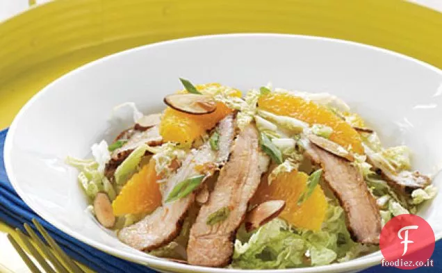 Insalata di maiale alla griglia con salsa di soia dolce e arancia