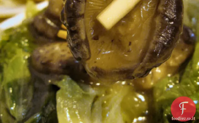 Verdure saltate in padella con carne di maiale, shiitakes e salsa di fagioli neri