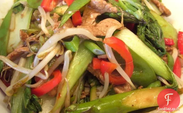 Mescolare maiale fritto con Bok Choy e tagliatelle