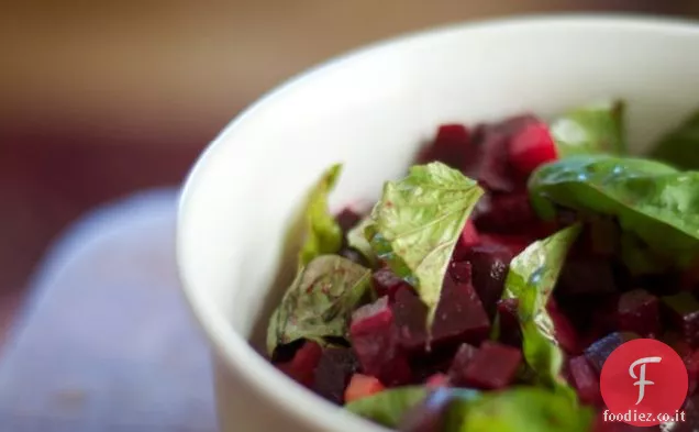 a: insalata tripla di barbabietole con basilico e olio d'oliva