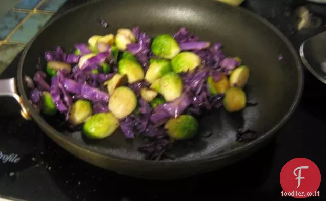 Bruxelles al vapore e carote con salsa di acero piccante