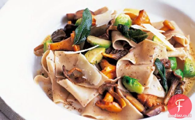 Stracci di pasta con Funghi selvatici e Cavoletti di Bruxelles Ricetta