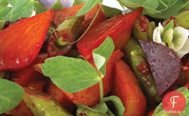 Insalata di barbabietole per bambini con piselli a scatto di zucchero