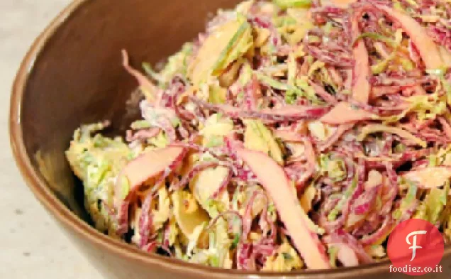 Cavolo rosso e insalata di germogli di Bruxelles rasata