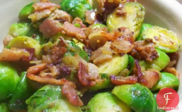 Deliziosi cavoletti di Bruxelles con pancetta e cipolla