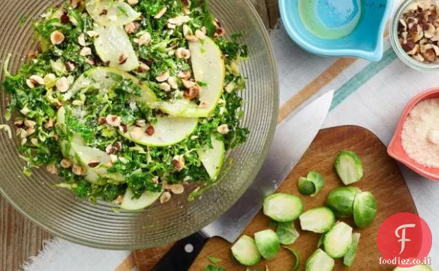 Spuma di Bruxelles rasata e Slaw di cavolo con Pecorino e Nocciole tostate