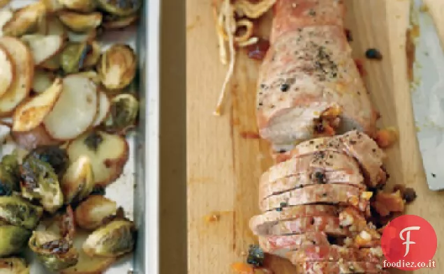 Maiale ripieno di albicocche con patate e cavoletti di Bruxelles