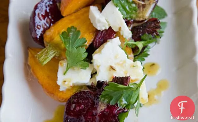 Insalata di carote e barbabietole arrosto con feta, prezzemolo tirato e vinaigrette di cumino