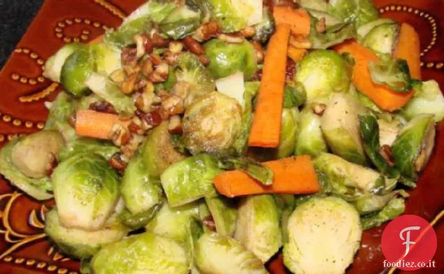 Cavoletti di Bruxelles, carote e noci pecan in salsa d'acero
