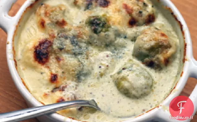 Gratin di cavoletti di Bruxelles cremosi con formaggio blu