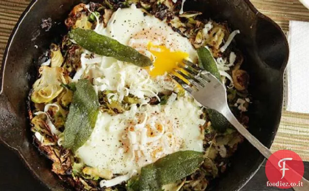 Cavoletti di Bruxelles Hash con salvia fritta e uova cotte morbide