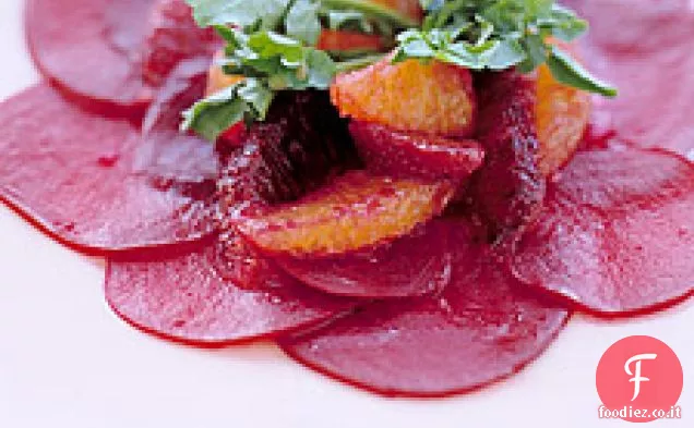 Barbabietole a fette sottili con arance rosse e crescione
