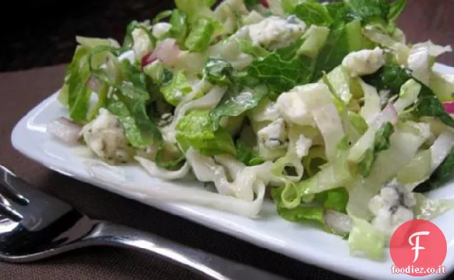 Cavolo rosso e insalata di cavolo Romaine con salsa di formaggio blu