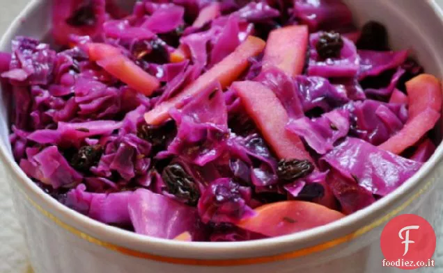 Cavolo rosso brasato con mele e uvetta