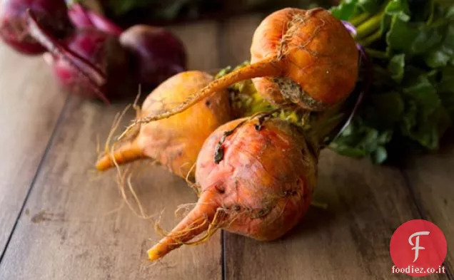 Insalata di barbabietole di agrumi con salsa cremosa di avocado e lime
