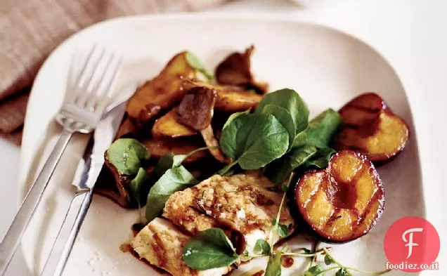 Spigola striata alla griglia con prugne e papillote di funghi di patate