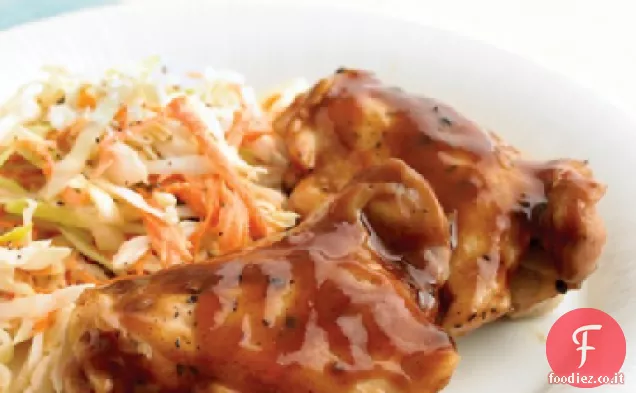 Pollo barbecue nel forno a microonde con insalata di cavolo