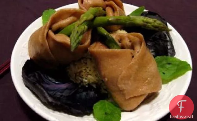 Salsiccia polacca e zuppa di cavolo / pentola di coccio