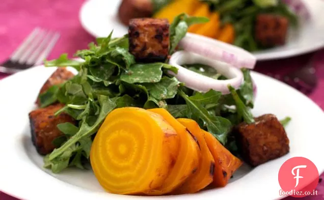 Insalata di barbabietole gialle arrostite con condimento caldo di senape d'acero