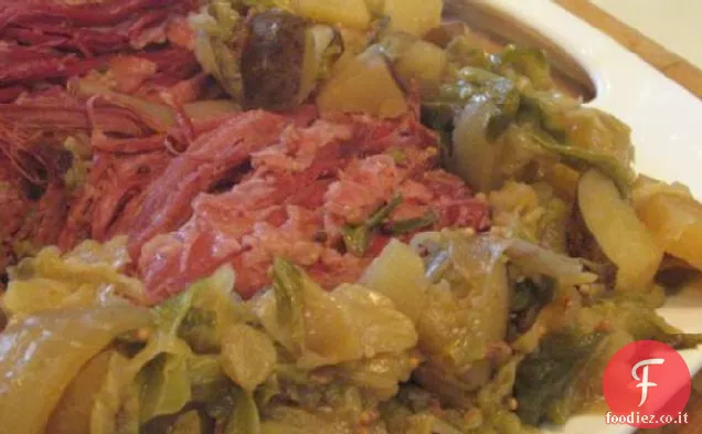 Pentola di coccio Carne in scatola e cavolo